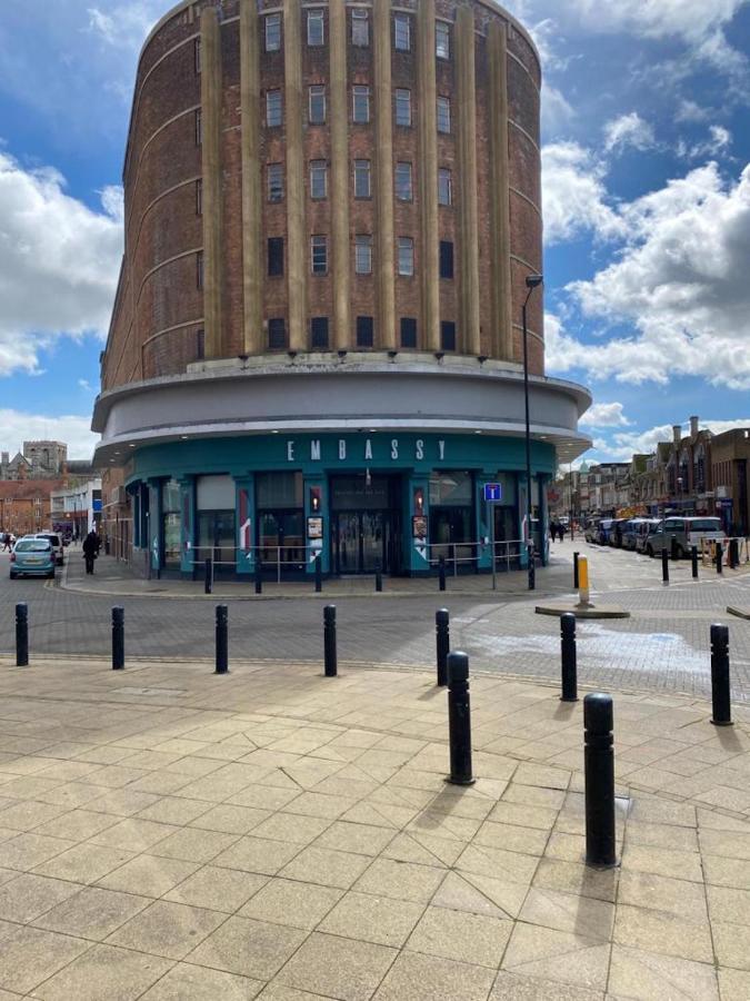 Central Newly Built 2 Bed Duplex Penthouse With Free On-Site Gated Parking, Lift Access, Self Check-In, Super Fast Wifi, Two Cathedral View Terraces & Sleeps 6 Peterborough Exterior foto