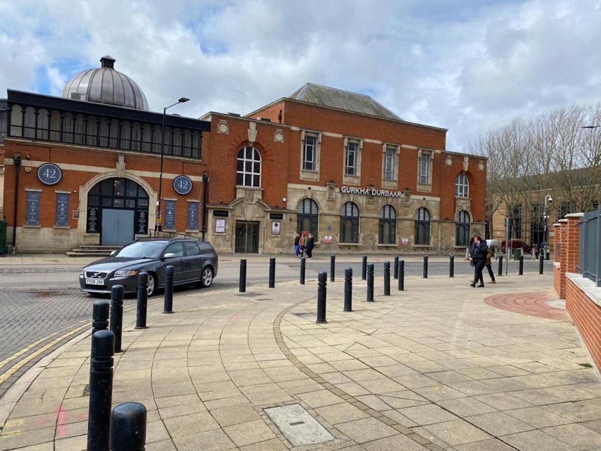 Central Newly Built 2 Bed Duplex Penthouse With Free On-Site Gated Parking, Lift Access, Self Check-In, Super Fast Wifi, Two Cathedral View Terraces & Sleeps 6 Peterborough Exterior foto