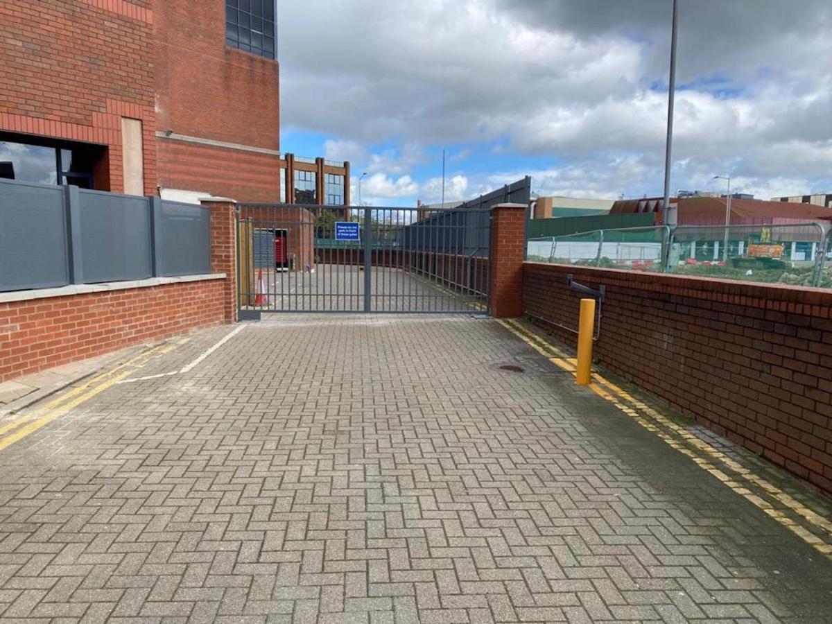 Central Newly Built 2 Bed Duplex Penthouse With Free On-Site Gated Parking, Lift Access, Self Check-In, Super Fast Wifi, Two Cathedral View Terraces & Sleeps 6 Peterborough Exterior foto